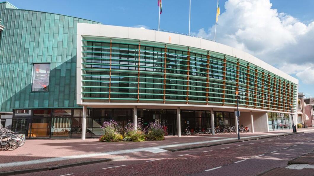 Foto van het stadhuis in Assen