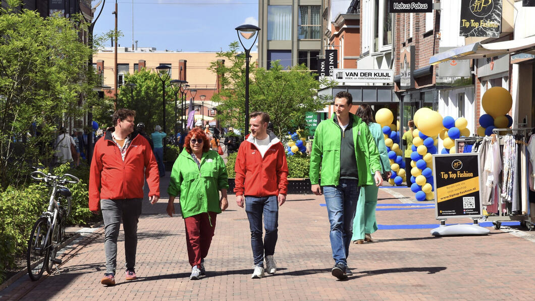 Foto van Jaap, Ria, Willard en Peter op straat