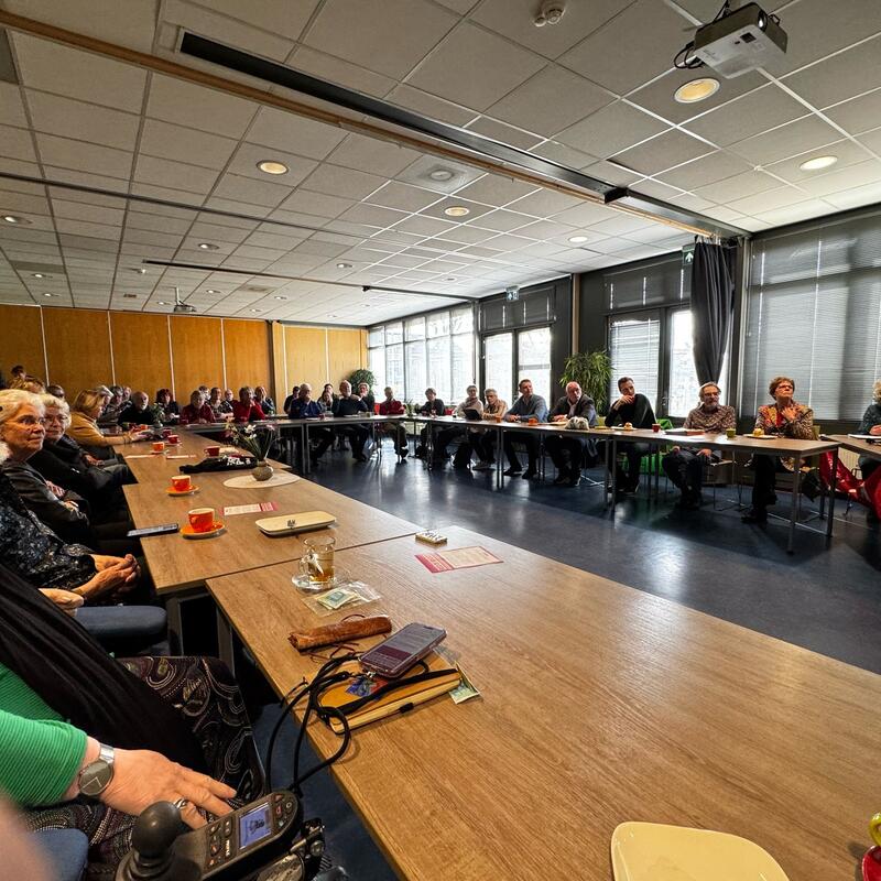 Foto van een gevulde zaal