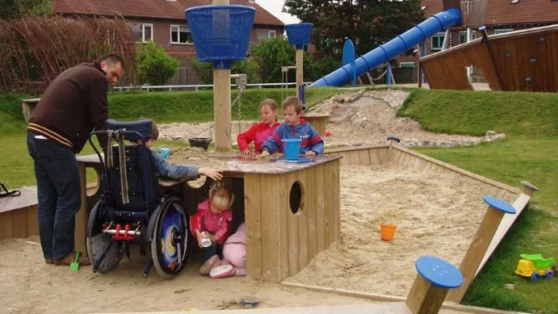 Inclusieve speeltuin in woonwijk zandbak die toegankelijk is met rolstoel