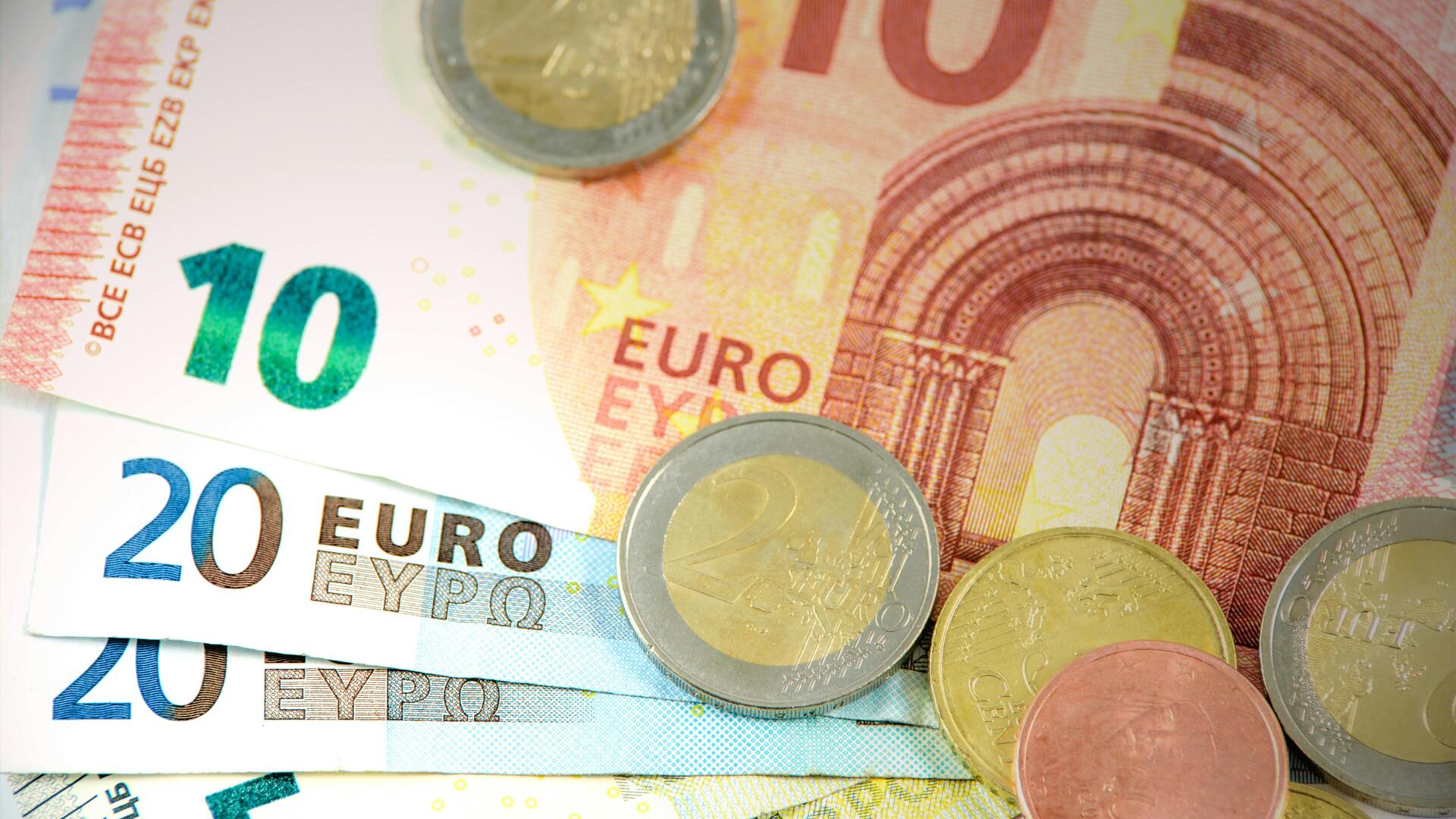 Foto van stapel euro's en biljetten